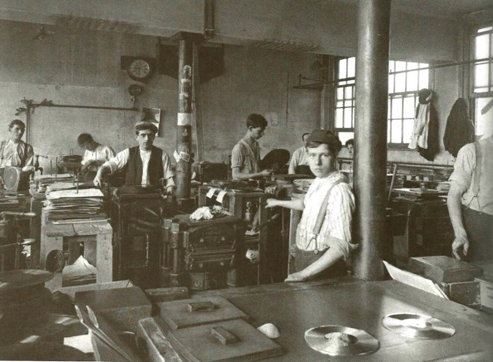 1910 年,蒙特利尔圣亨利区的贝利纳公司工厂内部。麦科德博物馆藏。