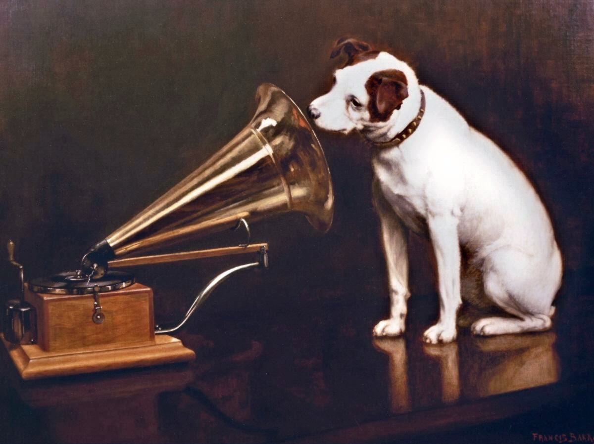 《His Master’s Voice》的圆盘唱机版本。小狗与喇叭口的形象,后来成为唱片业广为人知的标志。