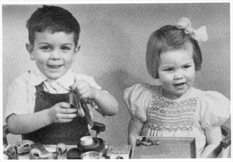 1949年のロジャー・シド・バレットと妹ローズマリー