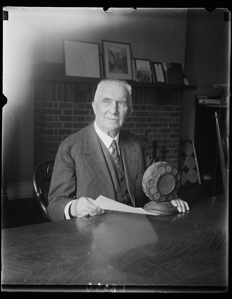 1929 年的贝利纳。Harris & Ewing 摄,美国国会图书馆藏。
